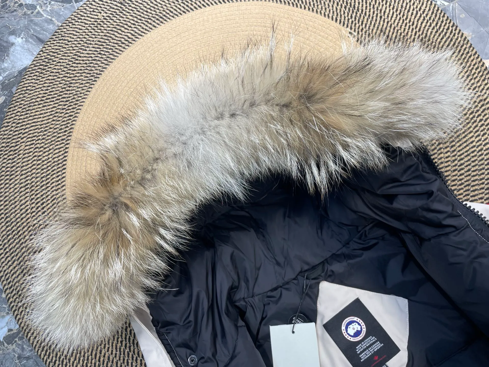 P780 high-end version Canada Goose Canada Goose #Chilliwack 7999M bomber jacket short down jacket/01 model #Men and Women Same Style# ➖ Genuine synchronous anti-counterfeiting chip sensor! ➖ Imported 21S polyester-cotton blended original fabric [last year’s 16S/18S hard fabrics have been completely eliminated, this year all use 21S genuine synchronous fabrics, the soft mid-strap feels delicate and textured], genuine synchronous Feather-Light 10D waterproof coating fabric, made of 84.5 polyester fiber and 15.5 cotton, 100% the best feel in the entire network! ➖ The genuine official website is synchronized with the national standard 80 white duck down, you can check the official website customer service, there will never be a series of misleading claims such as 90 down or goose down! ➖ Using the best nylon lining with double double-layer sealing design, velvet-proof No. 7 needle + grid-filled down ready-made garments, there is 100% no so-called velvet running! ➖ The cuffs are designed with thickened seamless threads, and the collar and pockets are lined with top-quality polar fleece to keep you warm and comfortable! ➖ Yoshida YKK provides original custom-made electroplated sliders. YKK two-way lockable zippers are tight and smooth and will not peel off paint! ➖ 3M composite guarantees that the Velcro is the same as the original, durable, and all accessories and hardware are custom-made! ➖ Imported BEHRINGER embroidery machine to customize the 10,000-needle embroidery logo, 98% of which can be reproduced to restore the original logo. You can check and compare on the official website! ➖ The fur collars are all made of large pieces of Western Canadian blue wolf hide, ensuring that each fur collar is 13-15cm wide!   Size:XS-XXL